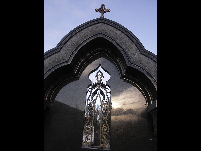 91 Памятник А. П. Городецкому, Троекуровское кладбище (деталь). Автор А. Л. Шенгелия